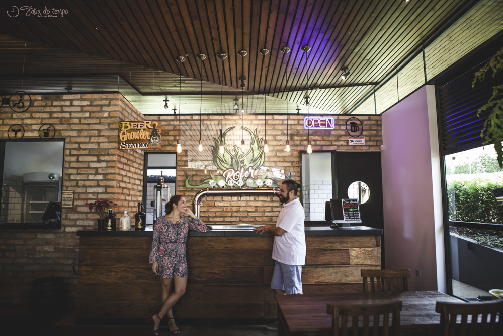 ensaio pre casamento, ensaio de casal, cervejaria rofer, ensaio na cervejaria, cervejaria, ensaio antes do casamento, fotografo de casamento, ensaios em locais diferentes, ensaio save the date, ensaio pre wedding, ensaio pre casamento em itupeva