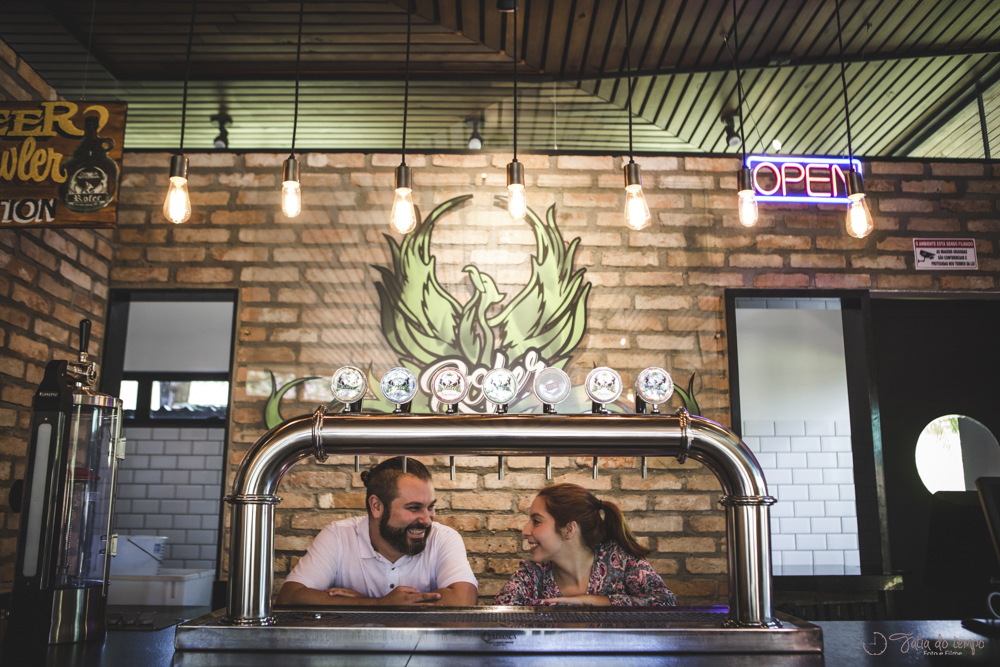 ensaio pre casamento, ensaio de casal, cervejaria rofer, ensaio na cervejaria, cervejaria, ensaio antes do casamento, fotografo de casamento, ensaios em locais diferentes, ensaio save the date, ensaio pre wedding, ensaio pre casamento em itupeva