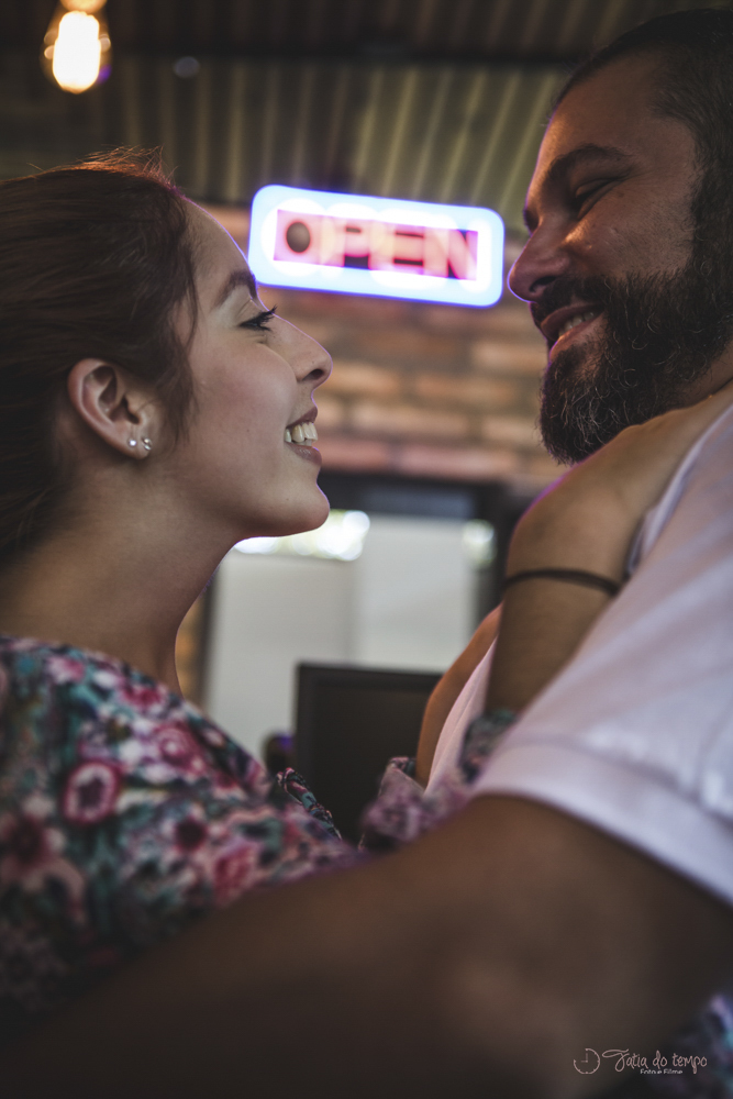 ensaio pre casamento, ensaio de casal, cervejaria rofer, ensaio na cervejaria, cervejaria, ensaio antes do casamento, fotografo de casamento, ensaios em locais diferentes, ensaio save the date, ensaio pre wedding, ensaio pre casamento em itupeva