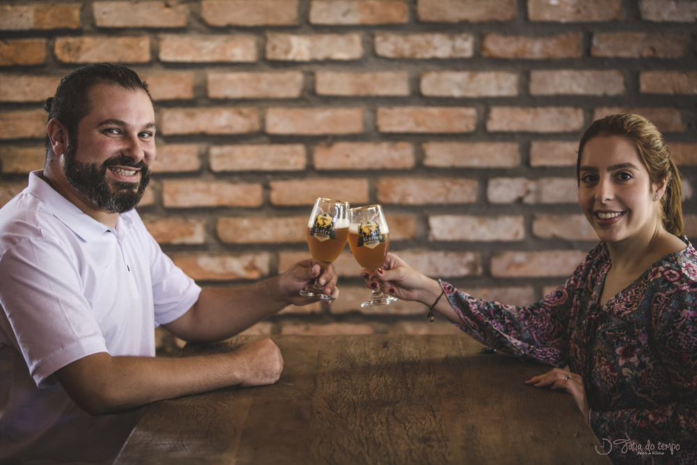 ensaio pre casamento, ensaio de casal, cervejaria rofer, ensaio na cervejaria, cervejaria, ensaio antes do casamento, fotografo de casamento, ensaios em locais diferentes, ensaio save the date, ensaio pre wedding, ensaio pre casamento em itupeva