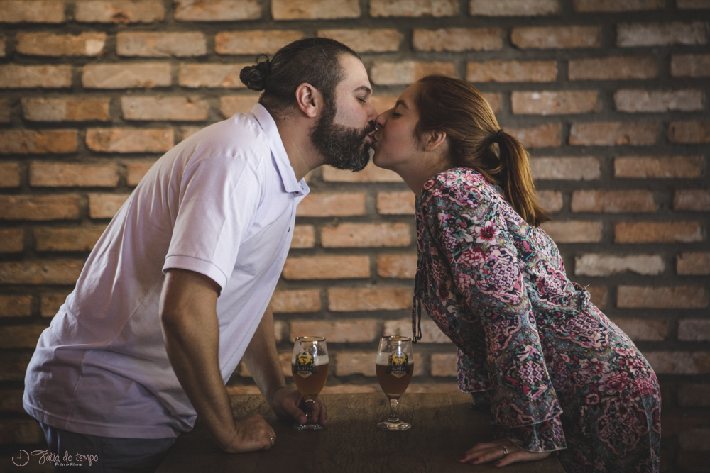 ensaio pre casamento, ensaio de casal, cervejaria rofer, ensaio na cervejaria, cervejaria, ensaio antes do casamento, fotografo de casamento, ensaios em locais diferentes, ensaio save the date, ensaio pre wedding, ensaio pre casamento em itupeva