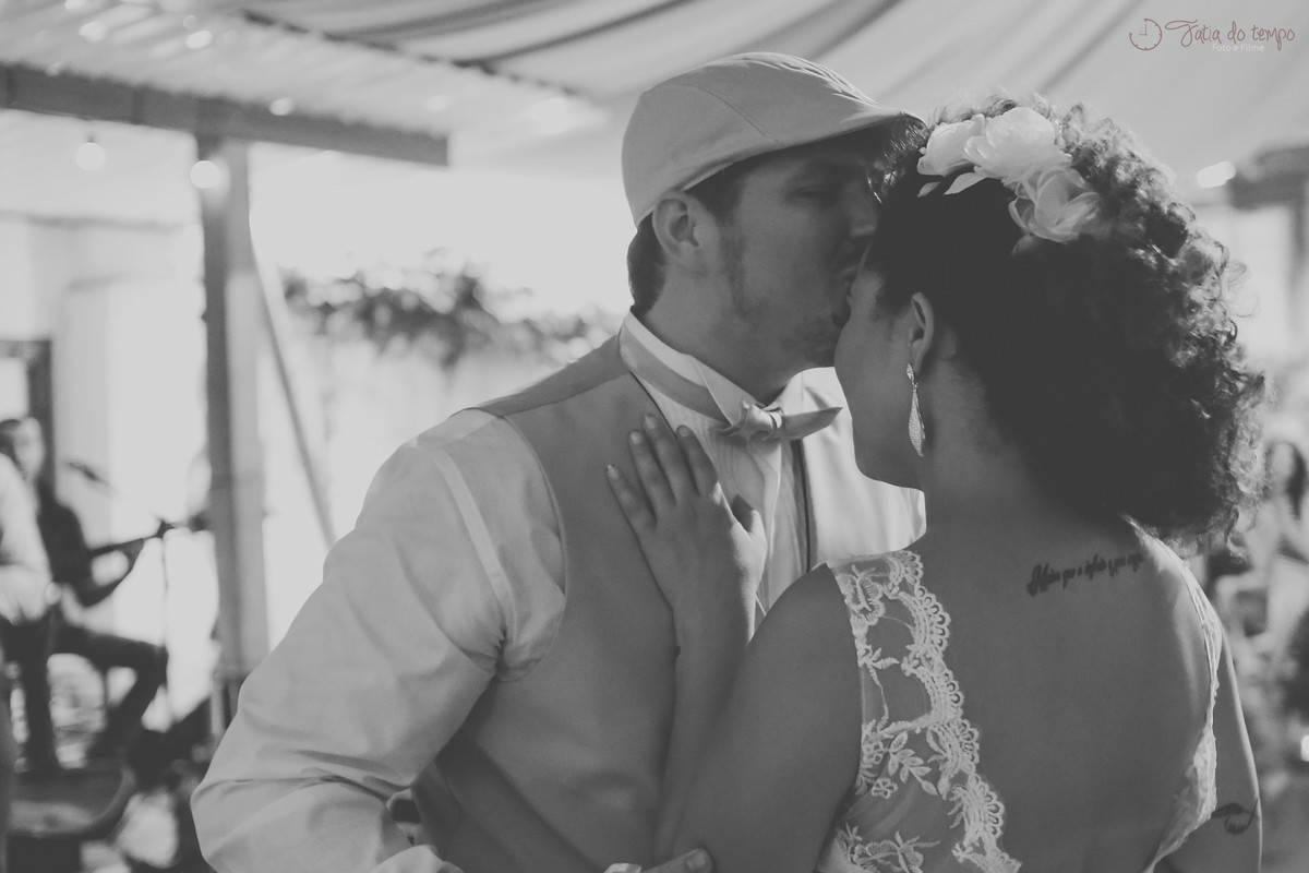 Beijo na testa noivos