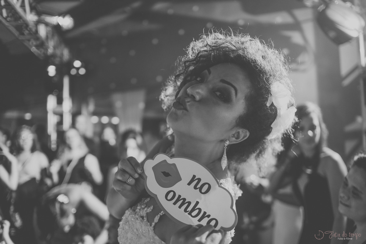 Beijinho no ombro da noiva