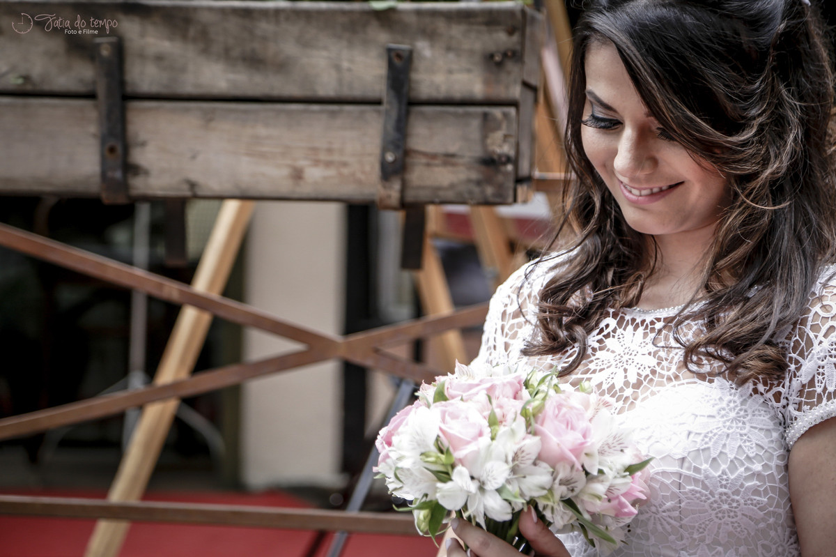 Noiva e buquê  - Mini-Wedding