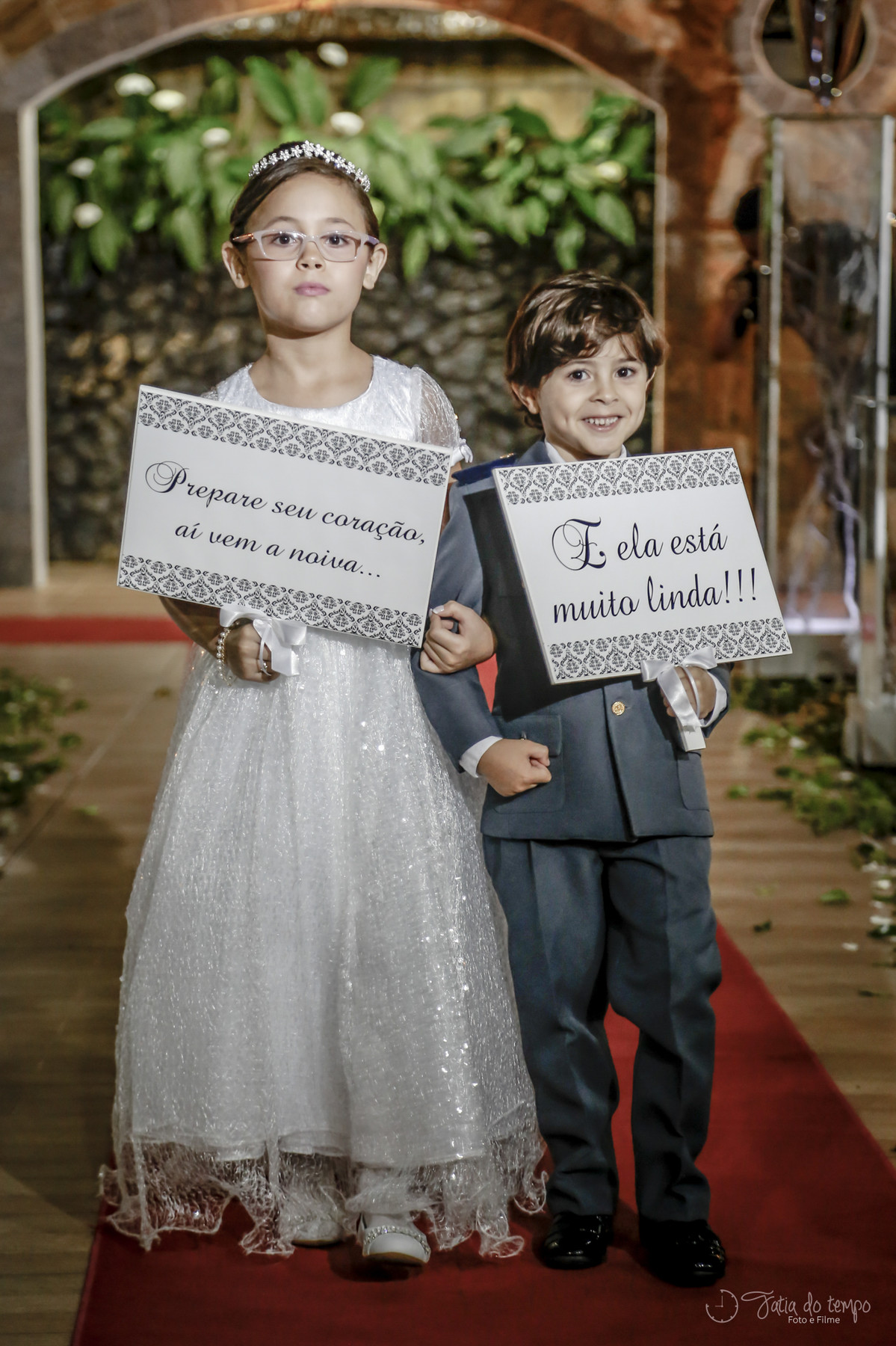Daminha e pajem com placa