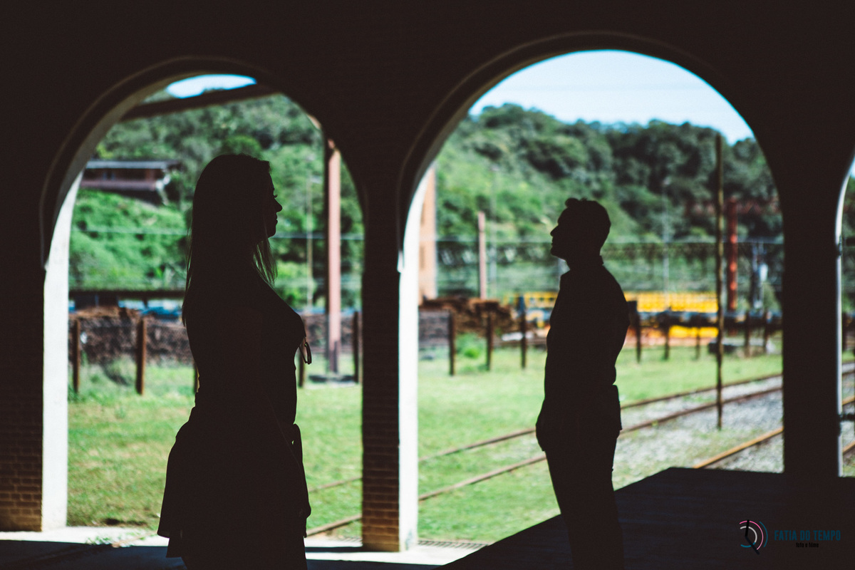 ensaio pre casamento paranapiacaba, ensaio paranapiacaba, paranapiacaba, turismo em paranapiacaba, casal em paranapiacaba, ensaio no trem, ensaio trem antigo, ensaio cidade histórica, ensaio pre casamento, pre casamento no trem, ensaio diferente