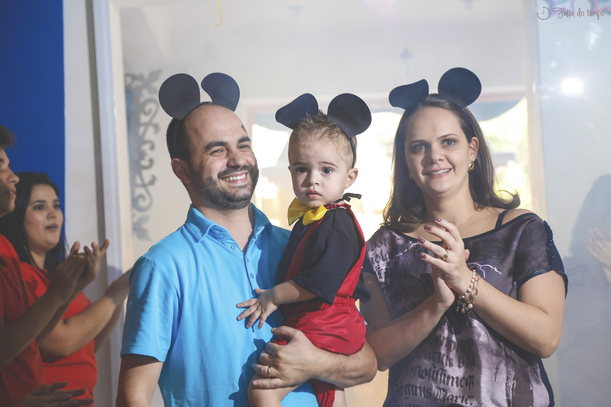 Papai, aniversariante e mamãe orelhas do mickey