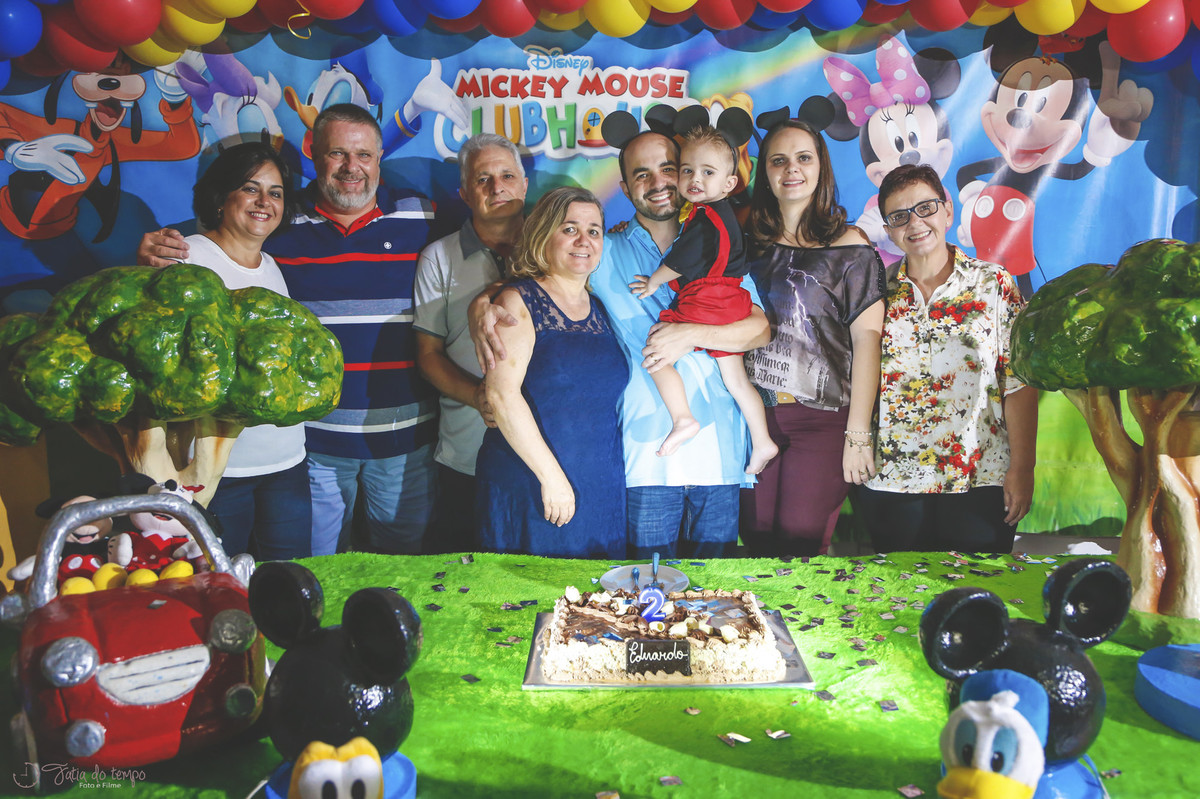 familia reunida mesa do bolo