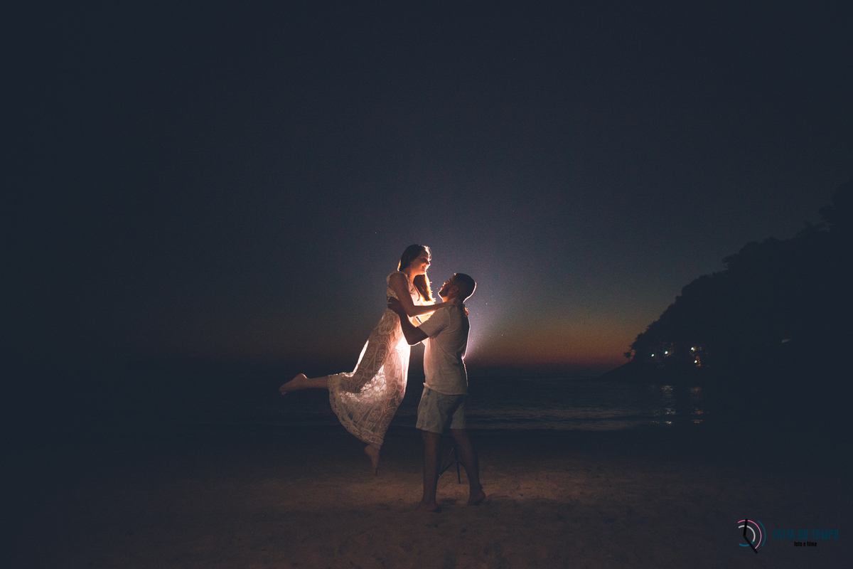 ensaio na praia, ensaio litoral norte SP, ensaio de casal, ensaio pre casamento, guaruja, sorocotuba, fotos de casais, pre wedding na praia, casais na praia, fotos nascer do sol, nascendo o sol, praia nascer do sol