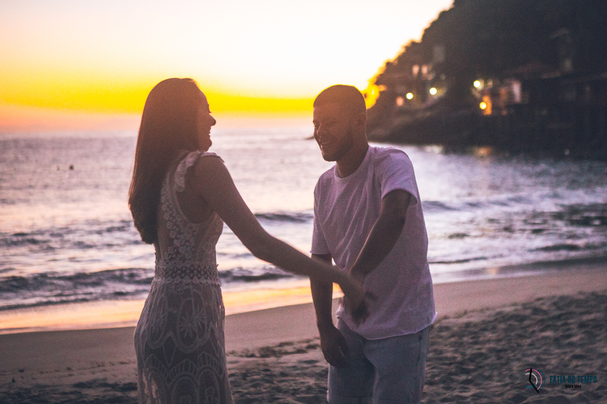 ensaio na praia, ensaio litoral norte SP, ensaio de casal, ensaio pre casamento, guaruja, sorocotuba, fotos de casais, pre wedding na praia, casais na praia, fotos nascer do sol, nascendo o sol, praia nascer do sol
