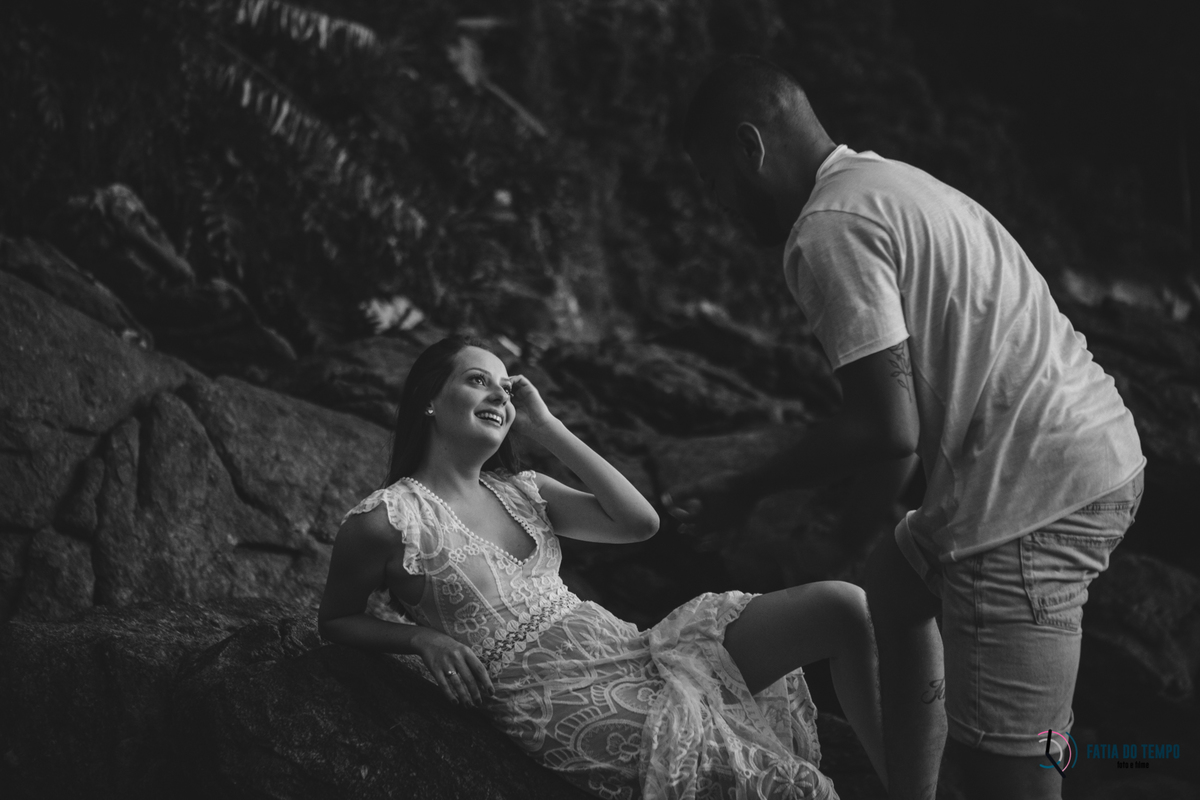 ensaio na praia, ensaio litoral norte SP, ensaio de casal, ensaio pre casamento, guaruja, sorocotuba, fotos de casais, pre wedding na praia, casais na praia, fotos nascer do sol, nascendo o sol, praia nascer do sol