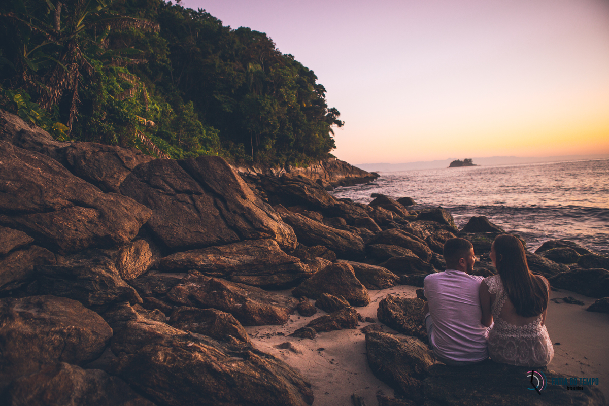 ensaio na praia, ensaio litoral norte SP, ensaio de casal, ensaio pre casamento, guaruja, sorocotuba, fotos de casais, pre wedding na praia, casais na praia, fotos nascer do sol, nascendo o sol, praia nascer do sol