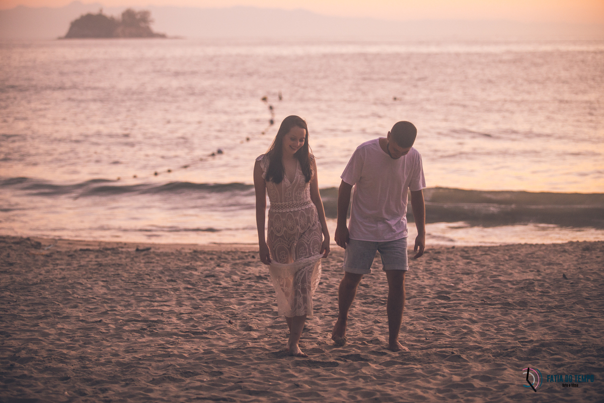 ensaio na praia, ensaio litoral norte SP, ensaio de casal, ensaio pre casamento, guaruja, sorocotuba, fotos de casais, pre wedding na praia, casais na praia, fotos nascer do sol, nascendo o sol, praia nascer do sol