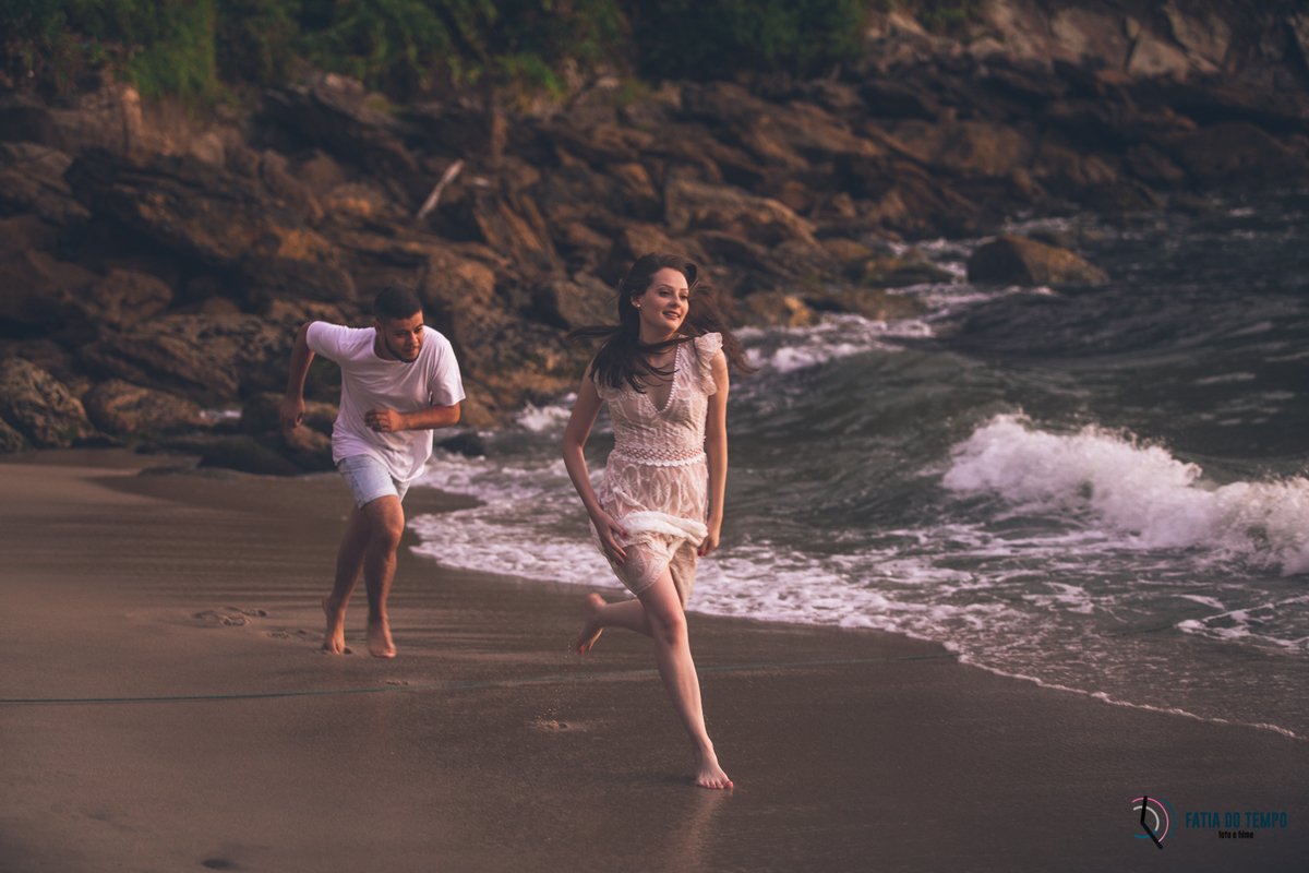 ensaio na praia, ensaio litoral norte SP, ensaio de casal, ensaio pre casamento, guaruja, sorocotuba, fotos de casais, pre wedding na praia, casais na praia, fotos nascer do sol, nascendo o sol, praia nascer do sol