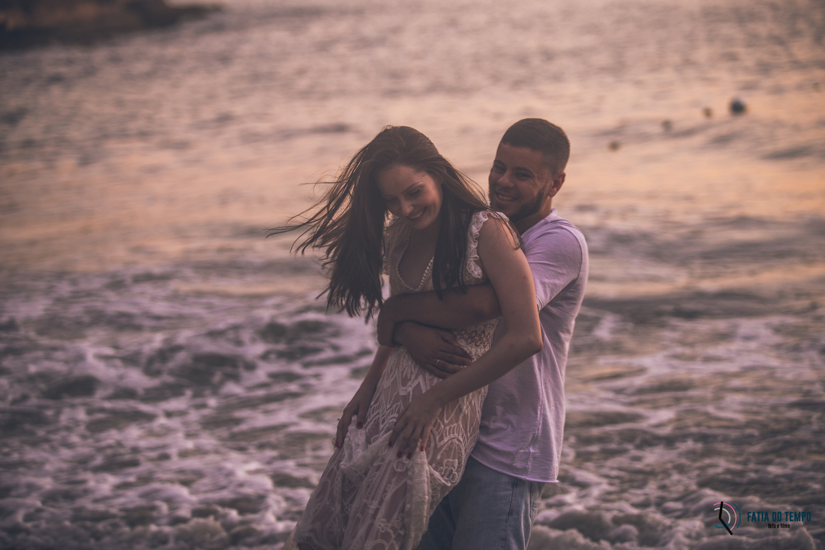 ensaio na praia, ensaio litoral norte SP, ensaio de casal, ensaio pre casamento, guaruja, sorocotuba, fotos de casais, pre wedding na praia, casais na praia, fotos nascer do sol, nascendo o sol, praia nascer do sol