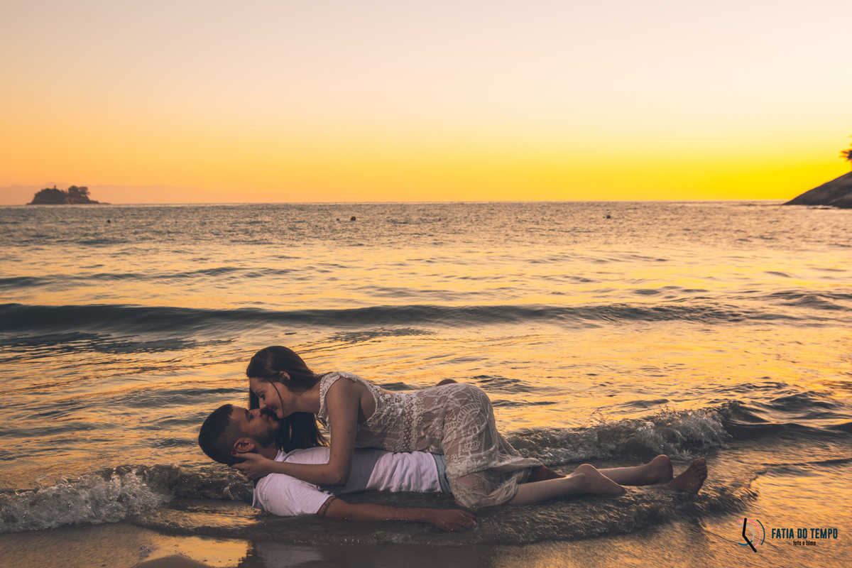 ensaio na praia, ensaio litoral norte SP, ensaio de casal, ensaio pre casamento, guaruja, sorocotuba, fotos de casais, pre wedding na praia, casais na praia, fotos nascer do sol, nascendo o sol, praia nascer do sol