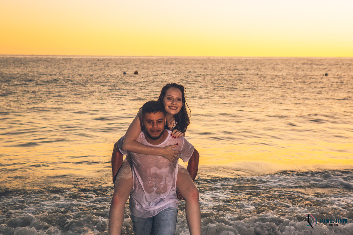 ensaio na praia, ensaio litoral norte SP, ensaio de casal, ensaio pre casamento, guaruja, sorocotuba, fotos de casais, pre wedding na praia, casais na praia, fotos nascer do sol, nascendo o sol, praia nascer do sol