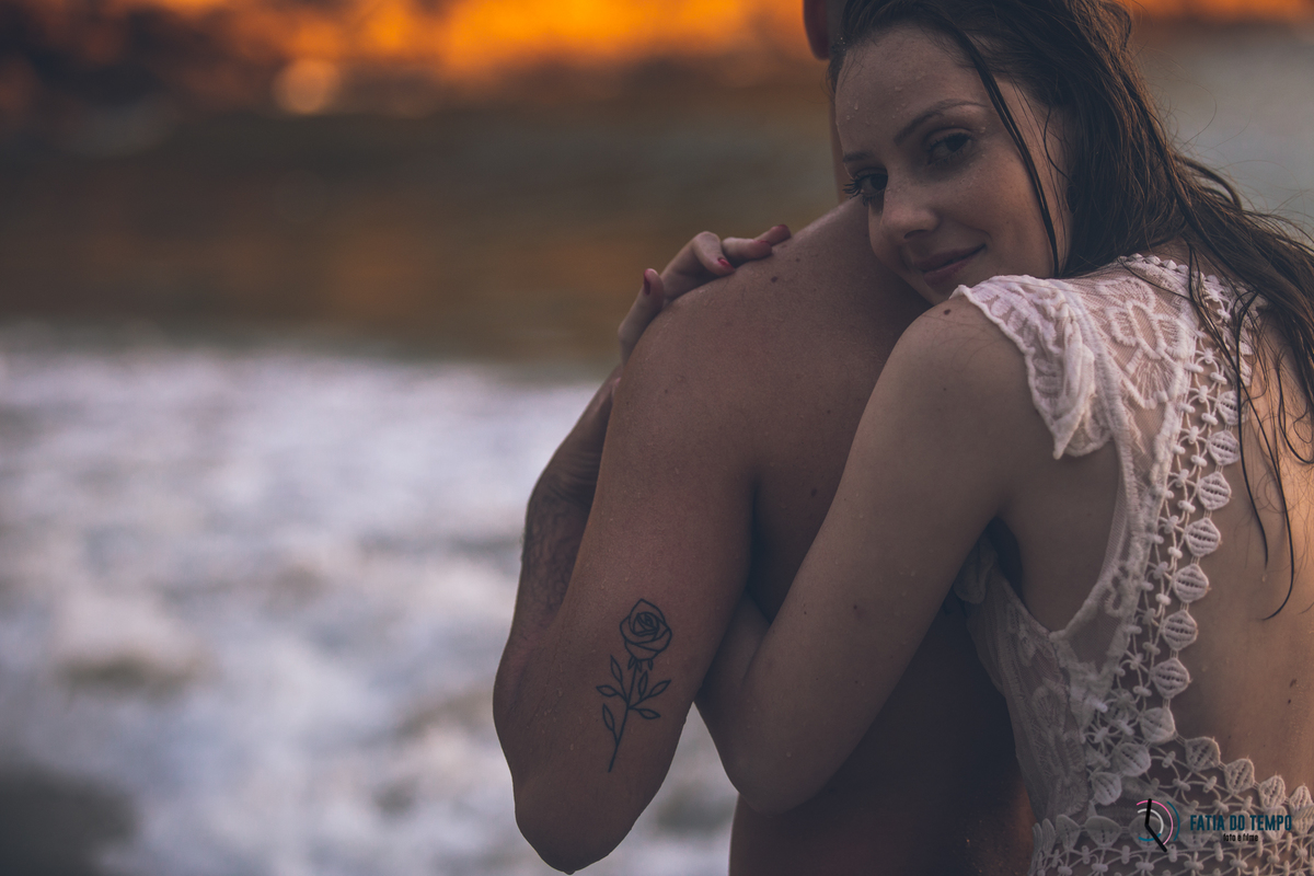 ensaio na praia, ensaio litoral norte SP, ensaio de casal, ensaio pre casamento, guaruja, sorocotuba, fotos de casais, pre wedding na praia, casais na praia, fotos nascer do sol, nascendo o sol, praia nascer do sol