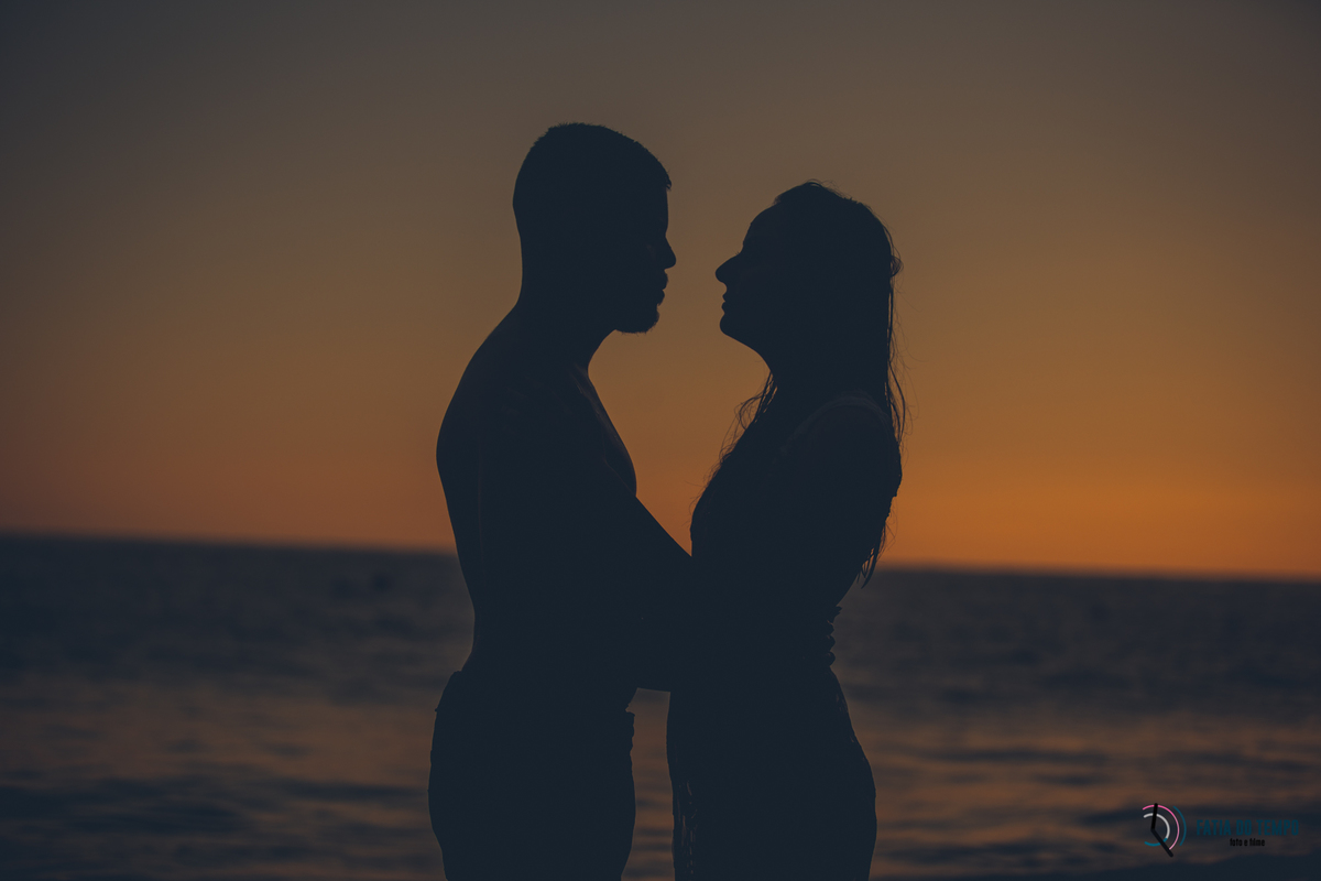 ensaio na praia, ensaio litoral norte SP, ensaio de casal, ensaio pre casamento, guaruja, sorocotuba, fotos de casais, pre wedding na praia, casais na praia, fotos nascer do sol, nascendo o sol, praia nascer do sol