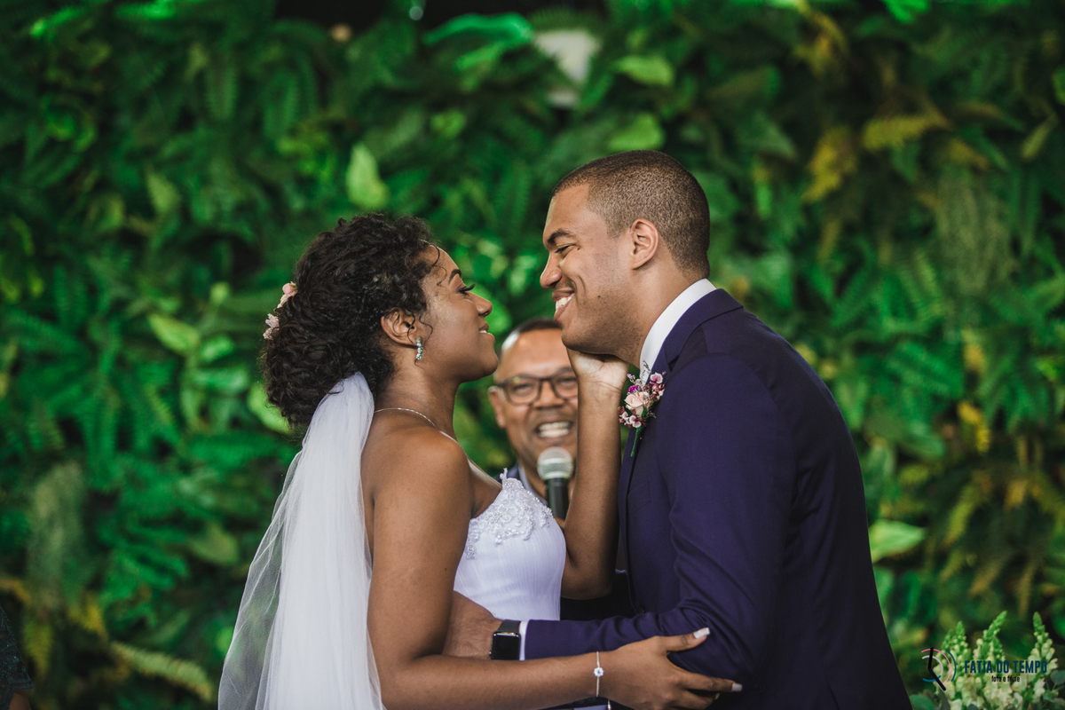 sitio são jorge, noivo negro, noiva negra, noiva black power, casamento no campo, casamento no sitio são jorge, casamento rustico, pepper drinks, odeon decorações, decoração boho, casamento boho, maquiagem em noiva negra, fotos de noiva negra, 