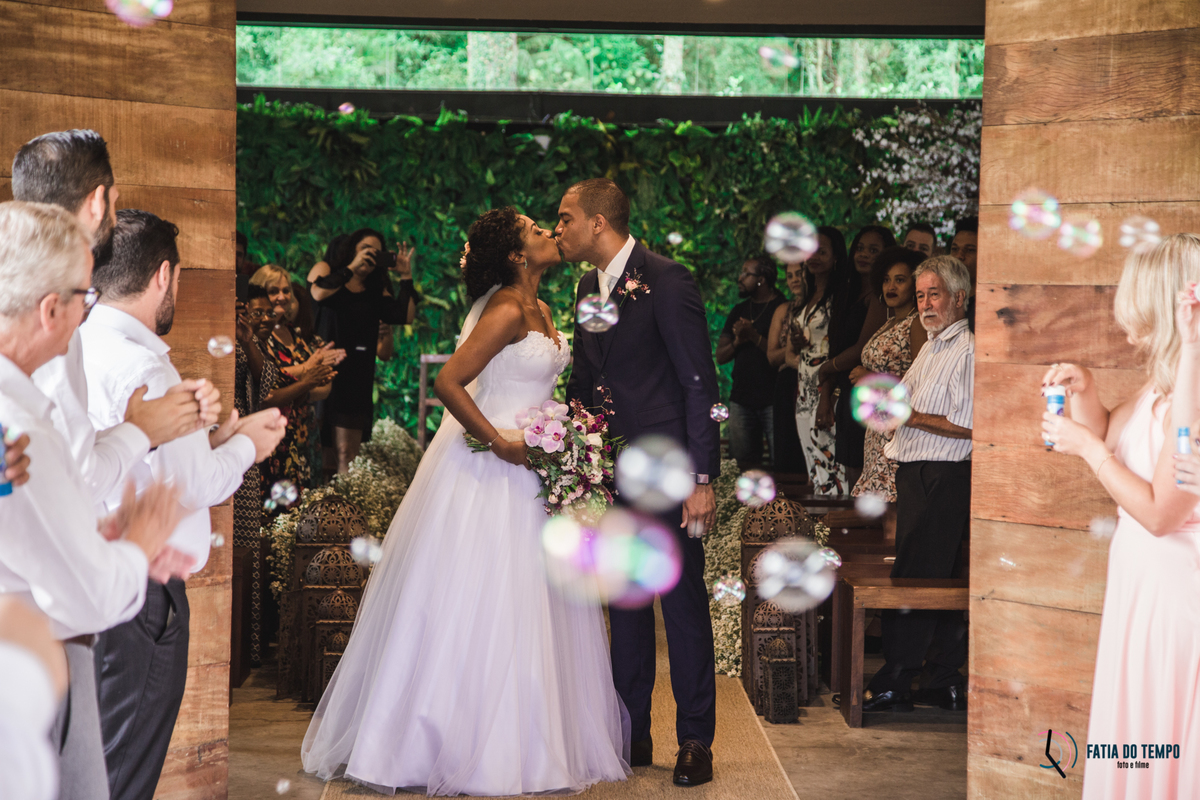 sitio são jorge, noivo negro, noiva negra, noiva black power, casamento no campo, casamento no sitio são jorge, casamento rustico, pepper drinks, odeon decorações, decoração boho, casamento boho, maquiagem em noiva negra, fotos de noiva negra, 