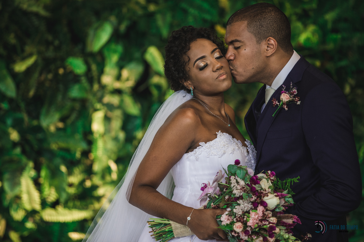 sitio são jorge, noivo negro, noiva negra, noiva black power, casamento no campo, casamento no sitio são jorge, casamento rustico, pepper drinks, odeon decorações, decoração boho, casamento boho, maquiagem em noiva negra, fotos de noiva negra, 