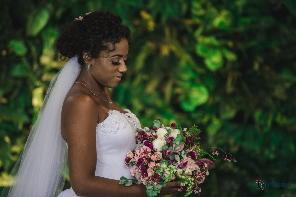 sitio são jorge, noivo negro, noiva negra, noiva black power, casamento no campo, casamento no sitio são jorge, casamento rustico, pepper drinks, odeon decorações, decoração boho, casamento boho, maquiagem em noiva negra, fotos de noiva negra, 