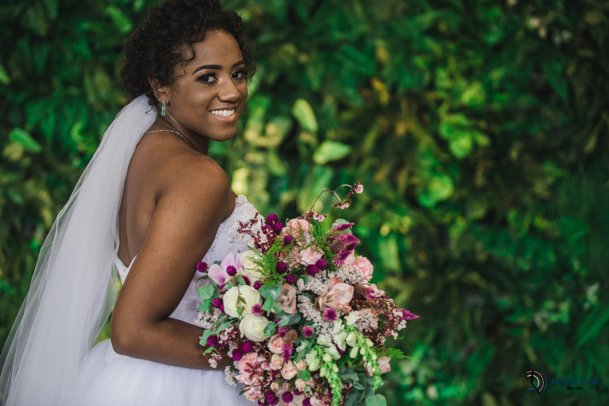sitio são jorge, noivo negro, noiva negra, noiva black power, casamento no campo, casamento no sitio são jorge, casamento rustico, pepper drinks, odeon decorações, decoração boho, casamento boho, maquiagem em noiva negra, fotos de noiva negra, 
