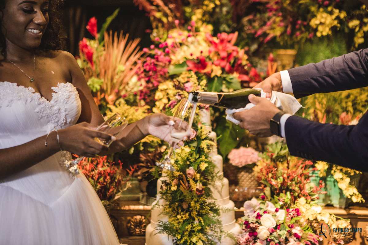 sitio são jorge, noivo negro, noiva negra, noiva black power, casamento no campo, casamento no sitio são jorge, casamento rustico, pepper drinks, odeon decorações, decoração boho, casamento boho, maquiagem em noiva negra, fotos de noiva negra, 