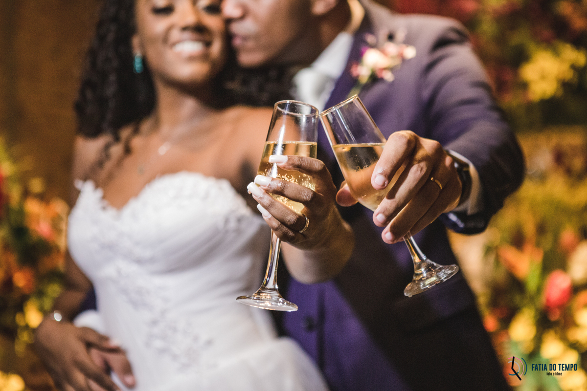 sitio são jorge, noivo negro, noiva negra, noiva black power, casamento no campo, casamento no sitio são jorge, casamento rustico, pepper drinks, odeon decorações, decoração boho, casamento boho, maquiagem em noiva negra, fotos de noiva negra, 