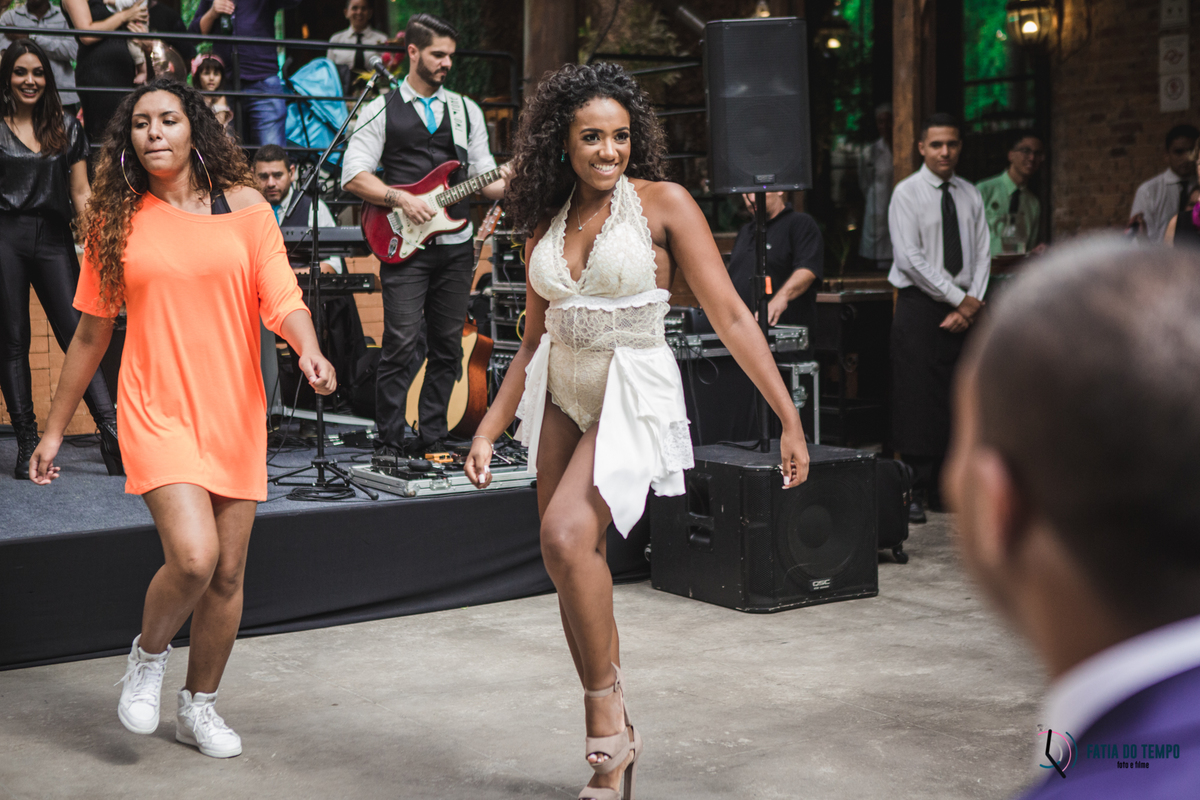 sitio são jorge, noivo negro, noiva negra, noiva black power, casamento no campo, casamento no sitio são jorge, casamento rustico, pepper drinks, odeon decorações, decoração boho, casamento boho, maquiagem em noiva negra, fotos de noiva negra, 