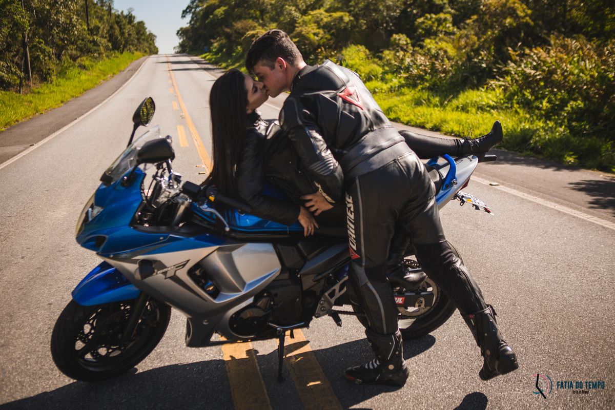 ensaio pre casamento de moto, ensaio com moto, ensaio pre casamento paranapiacaba, estrada de paranapiacaba, moto em paranapiacaba, moto na estrada, ensaio no trilho de trem, pre casamento em paranapiacaba, ensaio de casal paranapiacaba, ensaio em paranap