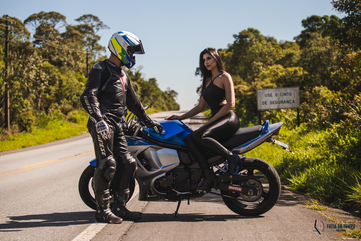 ensaio pre casamento de moto, ensaio com moto, ensaio pre casamento paranapiacaba, estrada de paranapiacaba, moto em paranapiacaba, moto na estrada, ensaio no trilho de trem, pre casamento em paranapiacaba, ensaio de casal paranapiacaba, ensaio em paranap