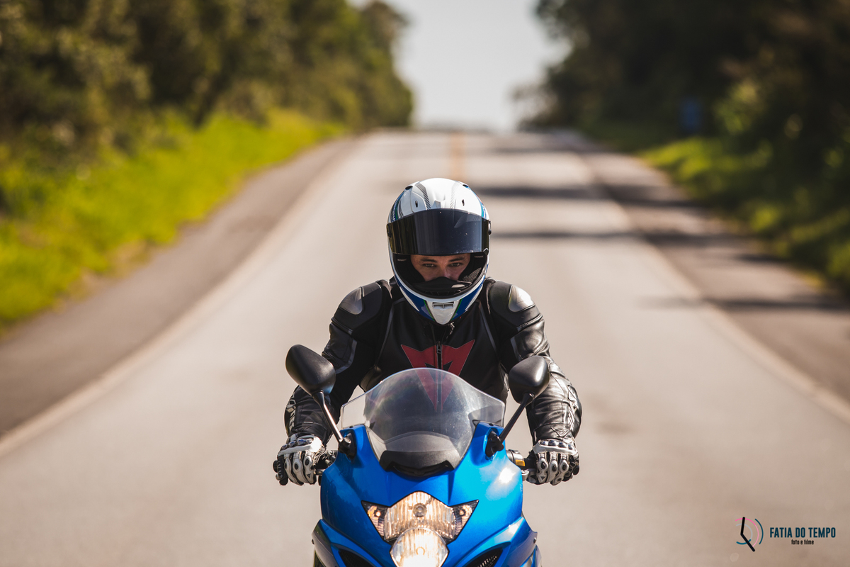ensaio pre casamento de moto, ensaio com moto, ensaio pre casamento paranapiacaba, estrada de paranapiacaba, moto em paranapiacaba, moto na estrada, ensaio no trilho de trem, pre casamento em paranapiacaba, ensaio de casal paranapiacaba, ensaio em paranap