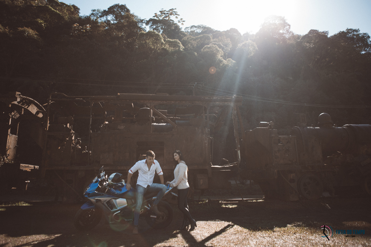 ensaio pre casamento de moto, ensaio com moto, ensaio pre casamento paranapiacaba, estrada de paranapiacaba, moto em paranapiacaba, moto na estrada, ensaio no trilho de trem, pre casamento em paranapiacaba, ensaio de casal paranapiacaba, ensaio em paranap