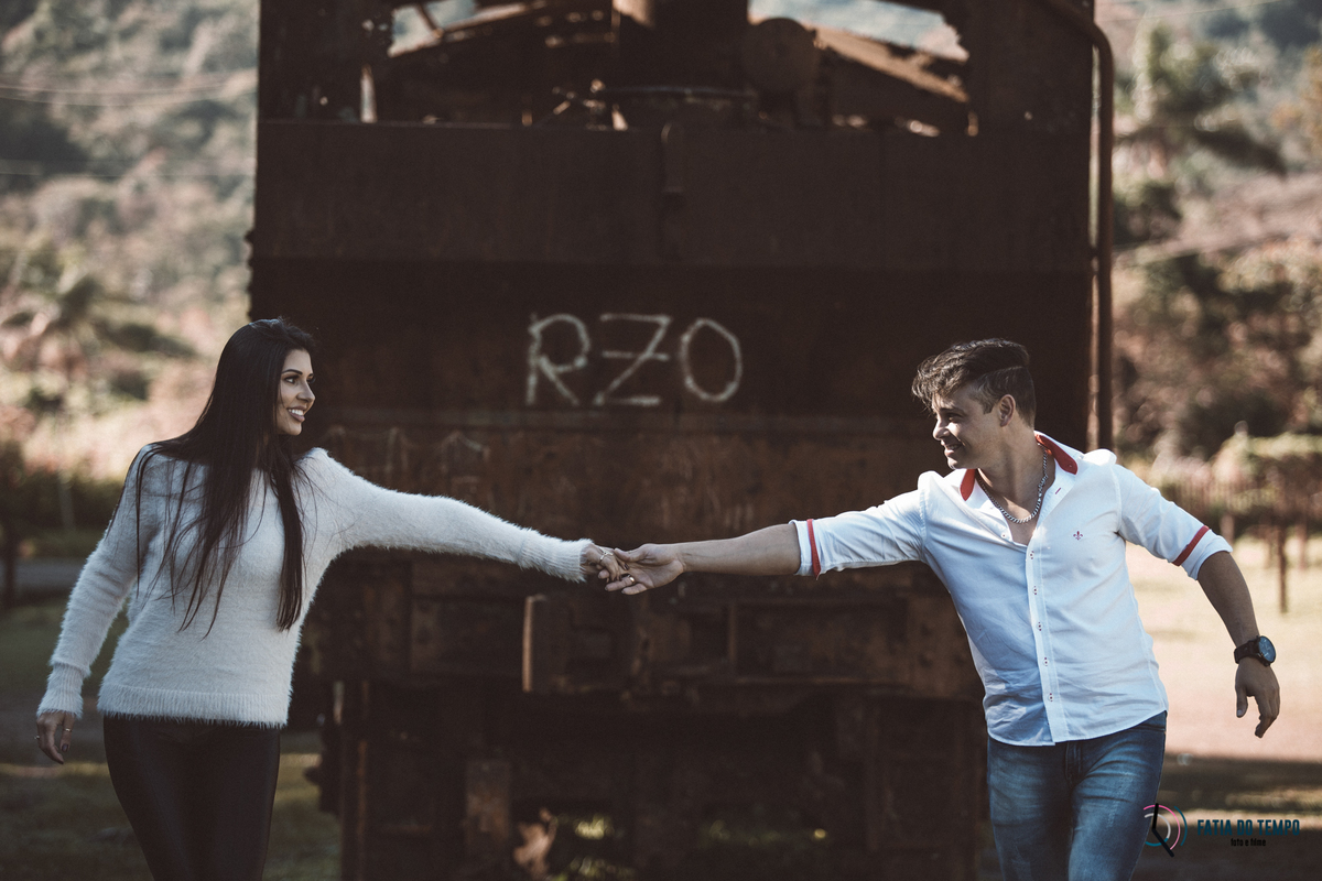 ensaio pre casamento de moto, ensaio com moto, ensaio pre casamento paranapiacaba, estrada de paranapiacaba, moto em paranapiacaba, moto na estrada, ensaio no trilho de trem, pre casamento em paranapiacaba, ensaio de casal paranapiacaba, ensaio em paranap