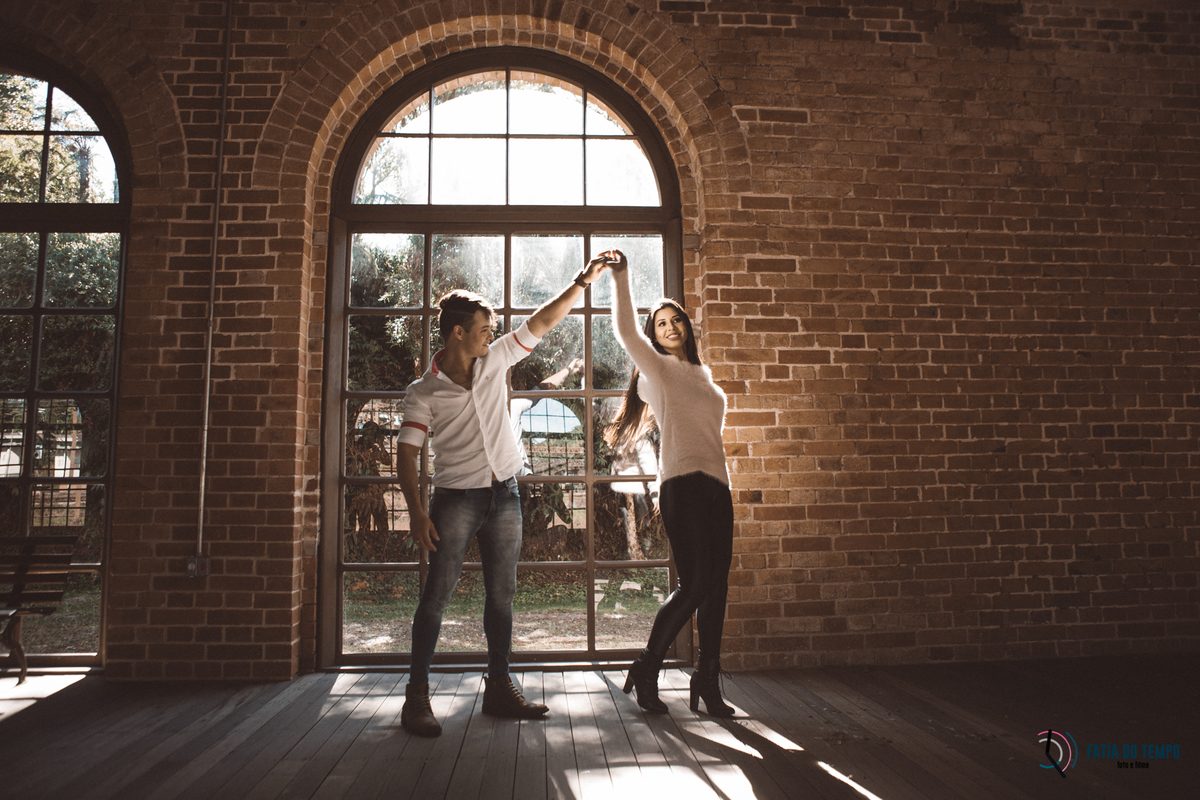 ensaio pre casamento de moto, ensaio com moto, ensaio pre casamento paranapiacaba, estrada de paranapiacaba, moto em paranapiacaba, moto na estrada, ensaio no trilho de trem, pre casamento em paranapiacaba, ensaio de casal paranapiacaba, ensaio em paranap