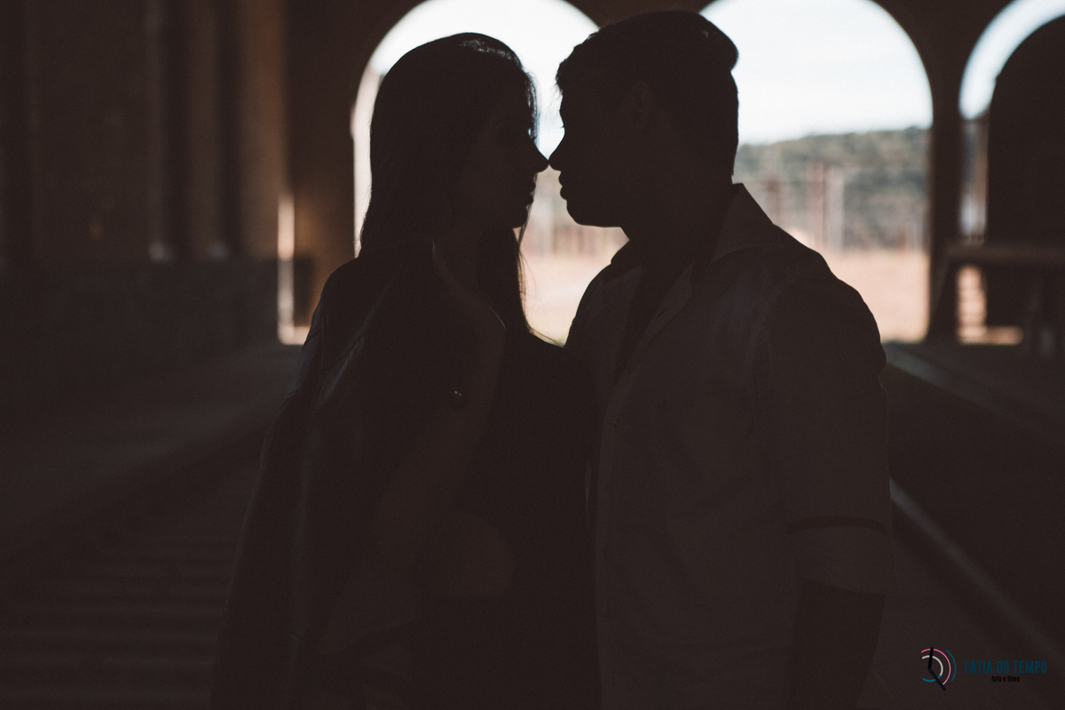 ensaio pre casamento de moto, ensaio com moto, ensaio pre casamento paranapiacaba, estrada de paranapiacaba, moto em paranapiacaba, moto na estrada, ensaio no trilho de trem, pre casamento em paranapiacaba, ensaio de casal paranapiacaba, ensaio em paranap
