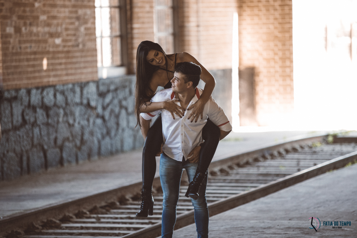 ensaio pre casamento de moto, ensaio com moto, ensaio pre casamento paranapiacaba, estrada de paranapiacaba, moto em paranapiacaba, moto na estrada, ensaio no trilho de trem, pre casamento em paranapiacaba, ensaio de casal paranapiacaba, ensaio em paranap