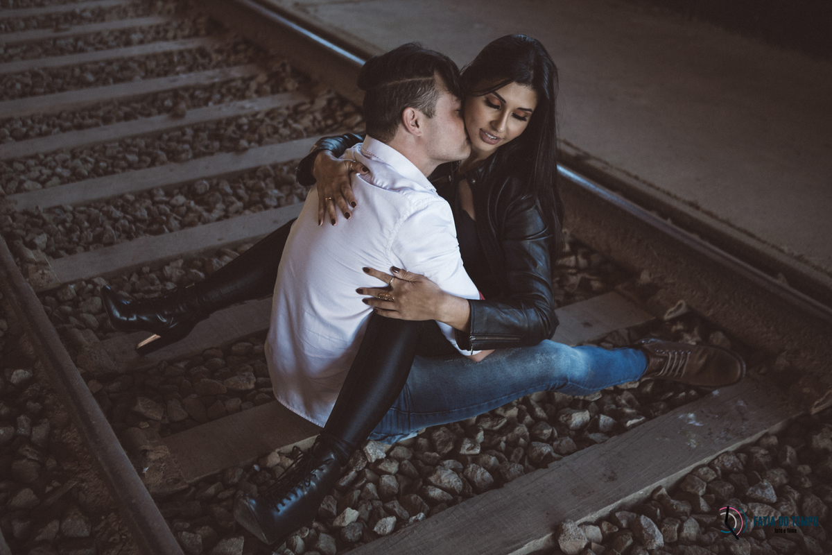 ensaio pre casamento de moto, ensaio com moto, ensaio pre casamento paranapiacaba, estrada de paranapiacaba, moto em paranapiacaba, moto na estrada, ensaio no trilho de trem, pre casamento em paranapiacaba, ensaio de casal paranapiacaba, ensaio em paranap