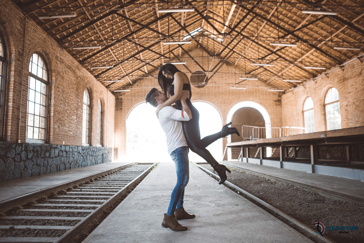 ensaio pre casamento de moto, ensaio com moto, ensaio pre casamento paranapiacaba, estrada de paranapiacaba, moto em paranapiacaba, moto na estrada, ensaio no trilho de trem, pre casamento em paranapiacaba, ensaio de casal paranapiacaba, ensaio em paranap