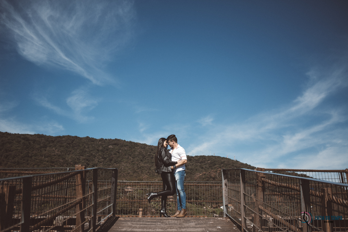 ensaio pre casamento de moto, ensaio com moto, ensaio pre casamento paranapiacaba, estrada de paranapiacaba, moto em paranapiacaba, moto na estrada, ensaio no trilho de trem, pre casamento em paranapiacaba, ensaio de casal paranapiacaba, ensaio em paranap