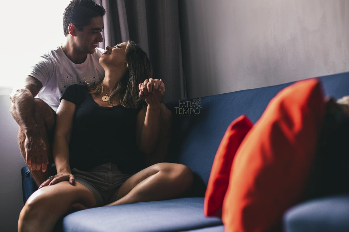 Ensaio lifestyle, ensaio fotografico em casa, ensaio de casal, ensaio de casal em casa, aniversario de casamento, fotos de casal, foto de casal em casa, fotografo lifestyle, fatia do tempo, fotografia espotanea, fotografia de casal