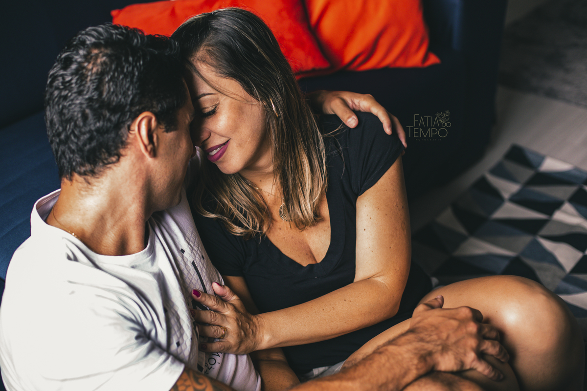 Ensaio lifestyle, ensaio fotografico em casa, ensaio de casal, ensaio de casal em casa, aniversario de casamento, fotos de casal, foto de casal em casa, fotografo lifestyle, fatia do tempo, fotografia espotanea, fotografia de casal