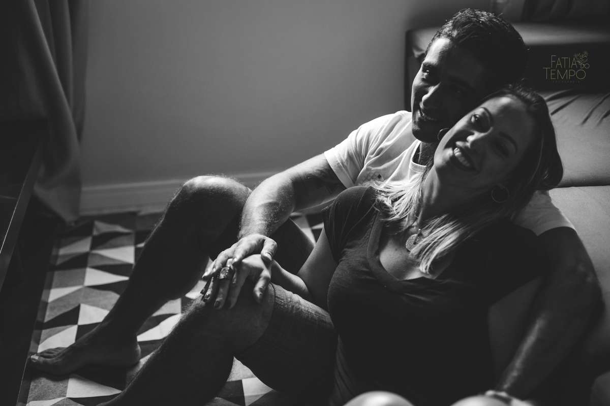 Ensaio lifestyle, ensaio fotografico em casa, ensaio de casal, ensaio de casal em casa, aniversario de casamento, fotos de casal, foto de casal em casa, fotografo lifestyle, fatia do tempo, fotografia espotanea, fotografia de casal