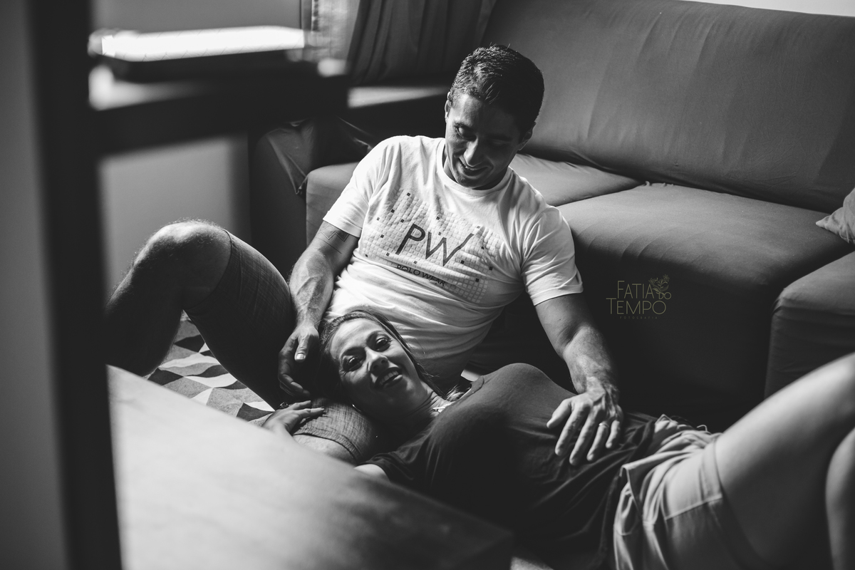 Ensaio lifestyle, ensaio fotografico em casa, ensaio de casal, ensaio de casal em casa, aniversario de casamento, fotos de casal, foto de casal em casa, fotografo lifestyle, fatia do tempo, fotografia espotanea, fotografia de casal