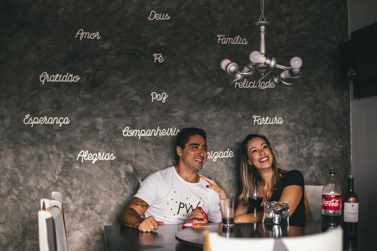 Ensaio lifestyle, ensaio fotografico em casa, ensaio de casal, ensaio de casal em casa, aniversario de casamento, fotos de casal, foto de casal em casa, fotografo lifestyle, fatia do tempo, fotografia espotanea, fotografia de casal