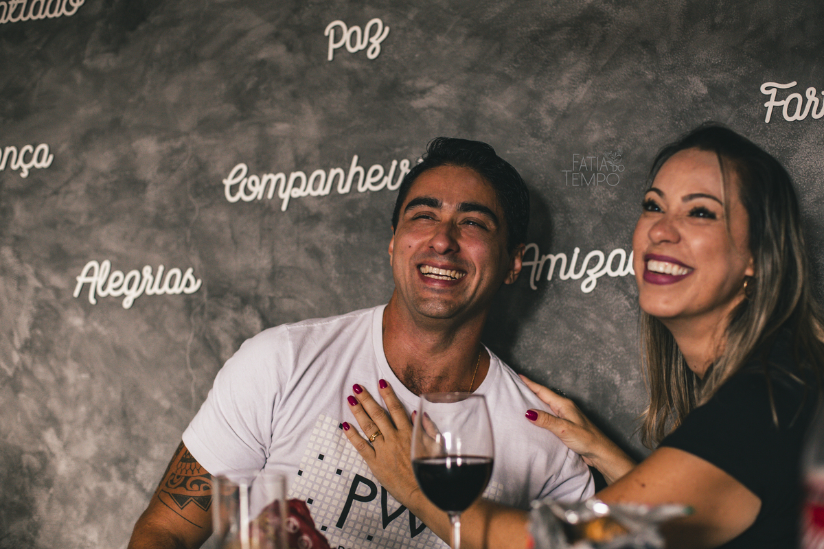 Ensaio lifestyle, ensaio fotografico em casa, ensaio de casal, ensaio de casal em casa, aniversario de casamento, fotos de casal, foto de casal em casa, fotografo lifestyle, fatia do tempo, fotografia espotanea, fotografia de casal