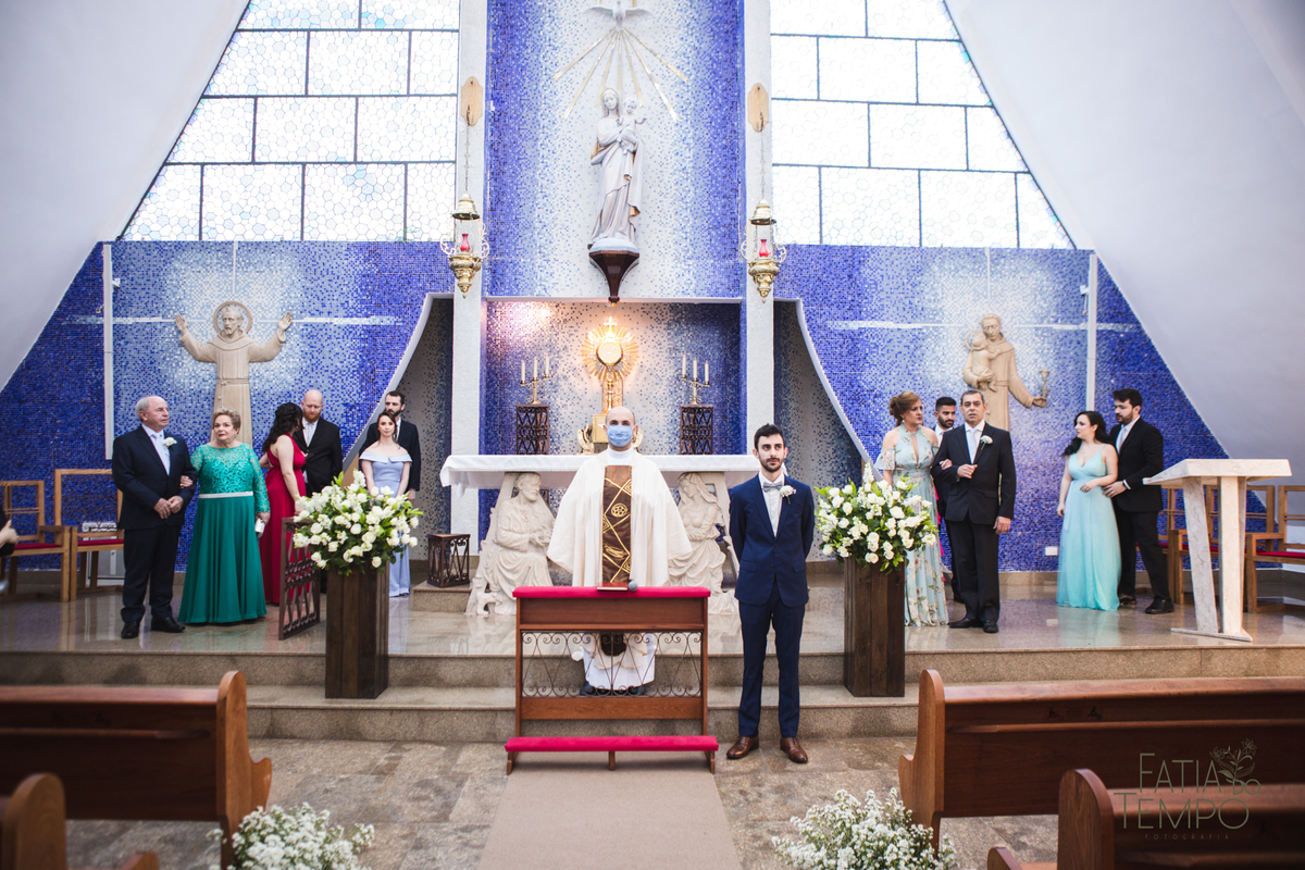 Pelle Capelli hair, Sitio São Jorge, Jardim Secreto, Igreja Santíssima Virgem, casamento na igreja, igreja, noiva classica, noivo de azul, noivo terno azul, familia em casamento, mini wedding, casamento pequeno, casamento intimista, buque da noiva