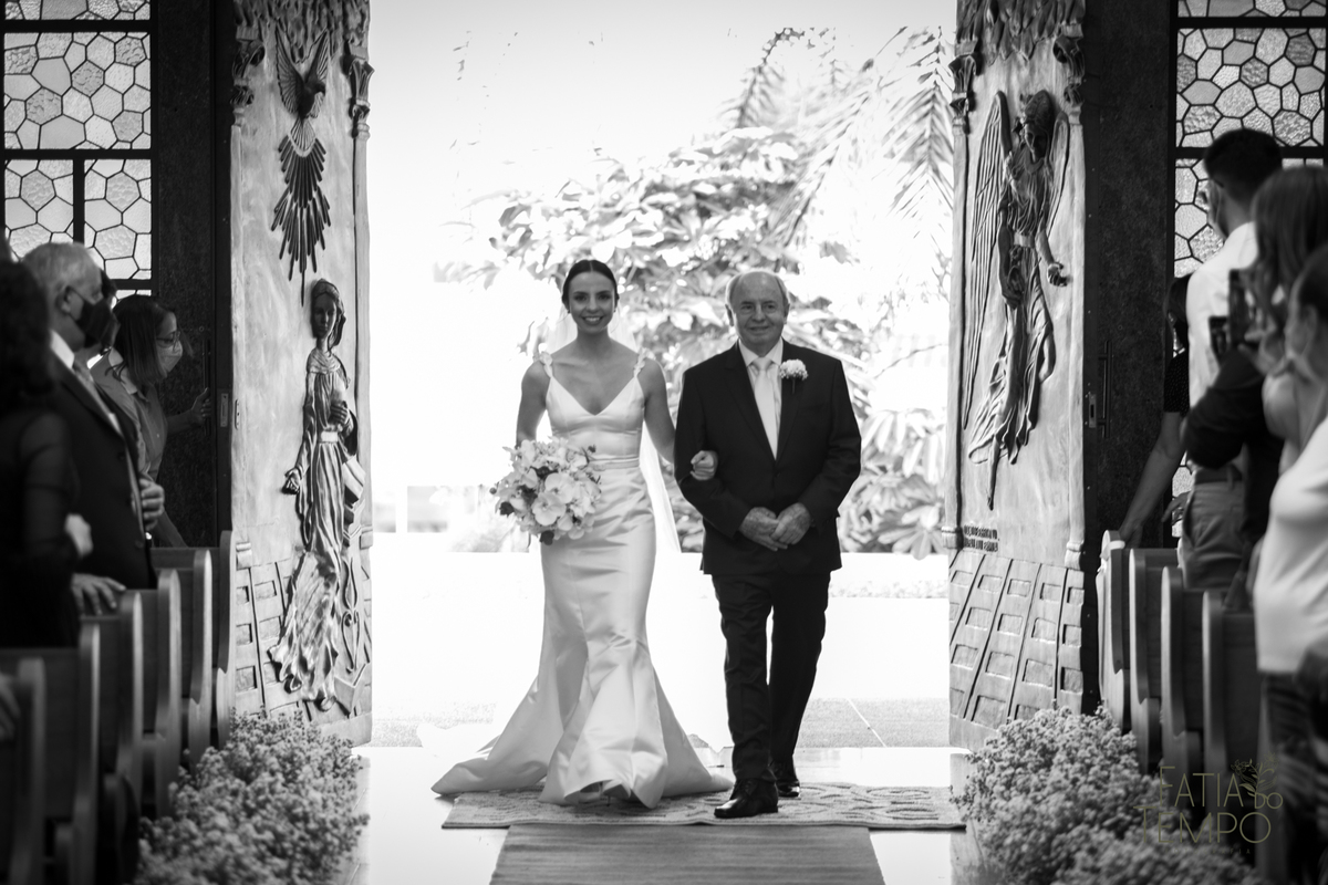 Pelle Capelli hair, Sitio São Jorge, Jardim Secreto, Igreja Santíssima Virgem, casamento na igreja, igreja, noiva classica, noivo de azul, noivo terno azul, familia em casamento, mini wedding, casamento pequeno, casamento intimista, buque da noiva